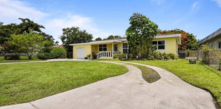 House in Dania Beach, Florida 3 bedrooms, 174.19 sq.m. № 1234087