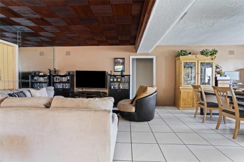 House in Dania Beach, Florida 3 bedrooms, 174.19 sq.m. № 1234087 - photo 5