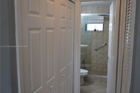 Condo in Hollywood, Florida, 1 bedroom  № 936368 - photo 6