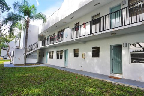 Condo in Hollywood, Florida, 1 bedroom  № 936368 - photo 1