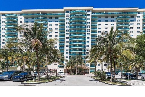 Condo in Sunny Isles Beach, Florida, 1 bedroom  № 1406356 - photo 1