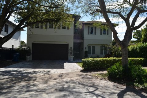 House in Miami, Florida 5 bedrooms, 350.24 sq.m. № 980707 - photo 2