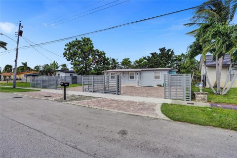 House in Miami, Florida 2 bedrooms № 1428263 - photo 2