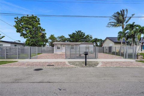 House in Miami, Florida 2 bedrooms № 1428263 - photo 1