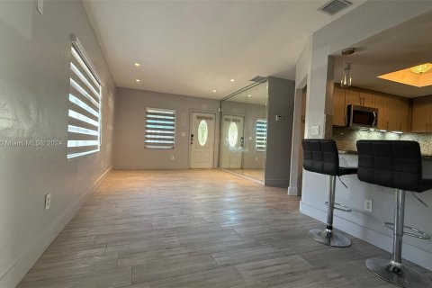 Casa en venta en Miami, Florida, 4 dormitorios, 128.02 m2 № 1428113 - foto 2