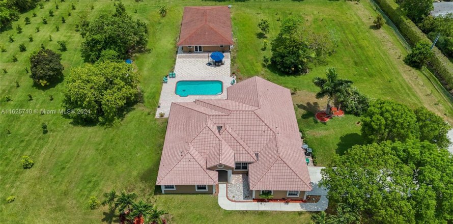 Villa ou maison à Southwest Ranches, Floride 7 chambres, 534.93 m2 № 1272385