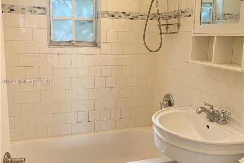 Condo in Miami Beach, Florida, 1 bedroom  № 1355527 - photo 15