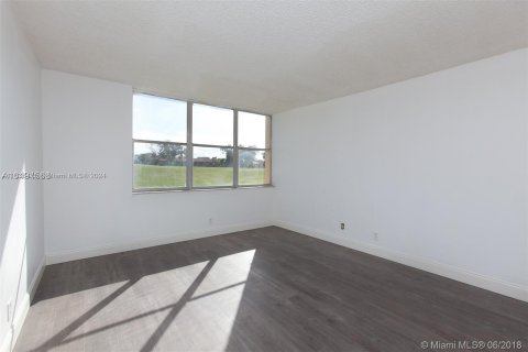 Condominio en venta en Lauderhill, Florida, 2 dormitorios, 98.48 m2 № 1310618 - foto 8