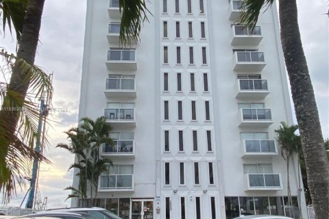 Condo in Miami Beach, Florida, 1 bedroom  № 1428111 - photo 1