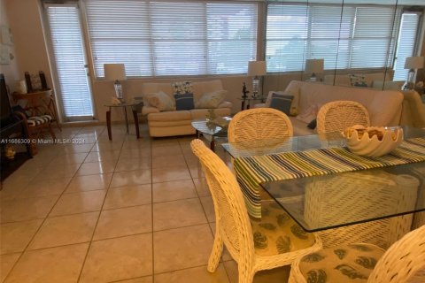 Condo in Miami Beach, Florida, 1 bedroom  № 1428111 - photo 5