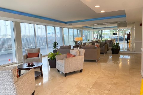 Condo in Miami Beach, Florida, 1 bedroom  № 1428111 - photo 2