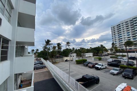 Condo in Miami Beach, Florida, 1 bedroom  № 1428111 - photo 12