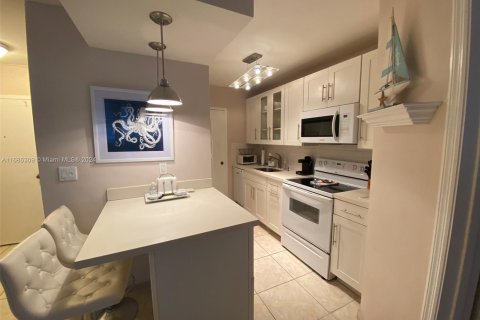 Condo in Miami Beach, Florida, 1 bedroom  № 1428111 - photo 7