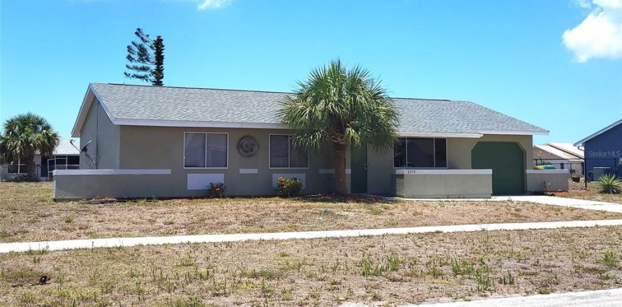 House in Port Charlotte, Florida 3 bedrooms, 111.85 sq.m. № 1264310