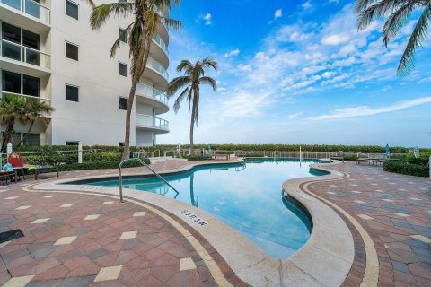 Condominio en venta en Riviera Beach, Florida, 2 dormitorios, 226.59 m2 № 952122 - foto 8