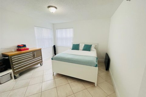 Condo in Lauderhill, Florida, 3 bedrooms  № 1231852 - photo 24