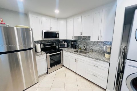 Condo in Lauderhill, Florida, 3 bedrooms  № 1231852 - photo 14