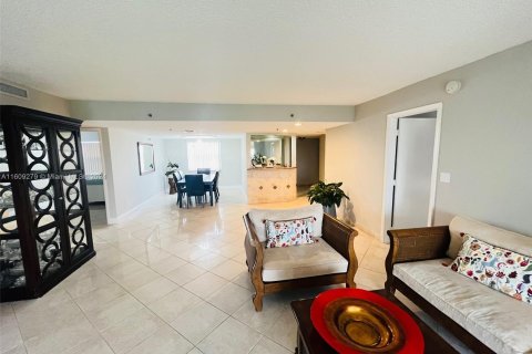 Condo in Lauderhill, Florida, 3 bedrooms  № 1231852 - photo 12