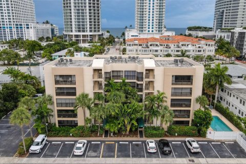 Condo in Fort Lauderdale, Florida, 2 bedrooms  № 1231935 - photo 1