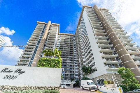 Condo in Hallandale Beach, Florida, 1 bedroom  № 1310114 - photo 1