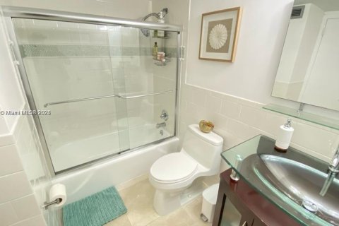 Condo in Hallandale Beach, Florida, 1 bedroom  № 1310114 - photo 23