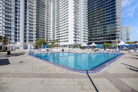 Condominio en venta en Hallandale Beach, Florida, 1 dormitorio, 68.38 m2 № 1310114 - foto 2