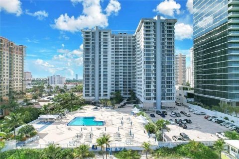 Condo in Hallandale Beach, Florida, 1 bedroom  № 1310114 - photo 3