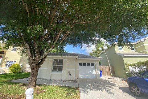 Villa ou maison à louer à Margate, Floride: 3 chambres, 111.02 m2 № 1370893 - photo 1