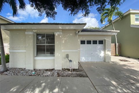 Villa ou maison à louer à Margate, Floride: 3 chambres, 111.02 m2 № 1370893 - photo 2