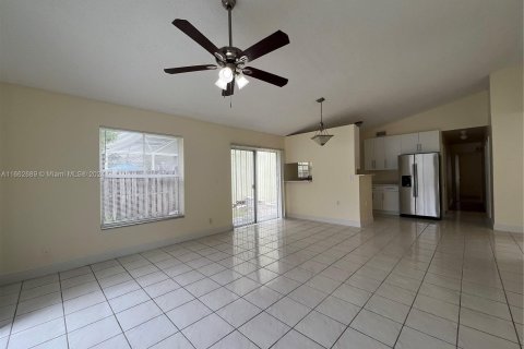 Villa ou maison à louer à Margate, Floride: 3 chambres, 111.02 m2 № 1370893 - photo 3