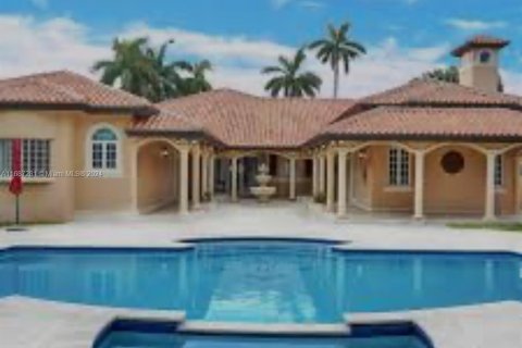 Casa en venta en Miami, Florida, 6 dormitorios, 453.83 m2 № 1429617 - foto 2