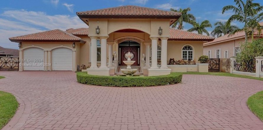 Casa en Miami, Florida 6 dormitorios, 453.83 m2 № 1429617