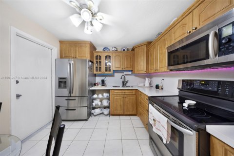 Condo in Hallandale Beach, Florida, 2 bedrooms  № 1375665 - photo 16