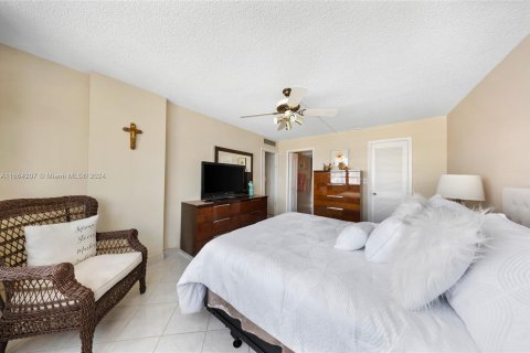 Condo in Hallandale Beach, Florida, 2 bedrooms  № 1375665 - photo 27