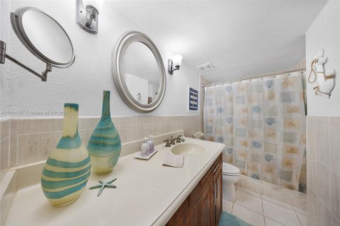 Condo in Hallandale Beach, Florida, 2 bedrooms  № 1375665 - photo 23