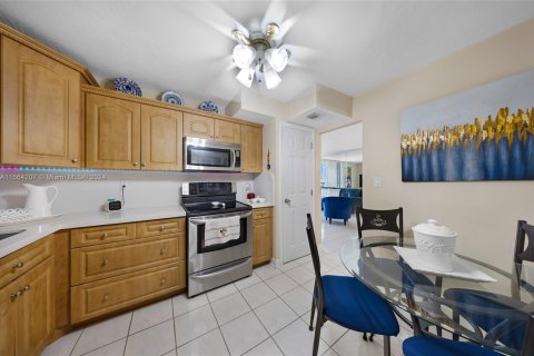 Condo in Hallandale Beach, Florida, 2 bedrooms  № 1375665 - photo 18