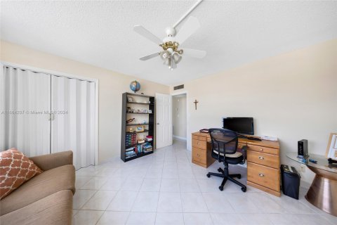 Condo in Hallandale Beach, Florida, 2 bedrooms  № 1375665 - photo 22