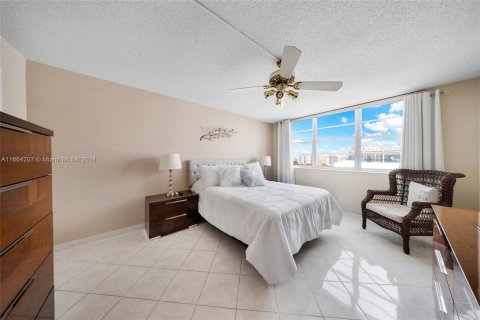 Condominio en venta en Hallandale Beach, Florida, 2 dormitorios, 101.45 m2 № 1375665 - foto 24