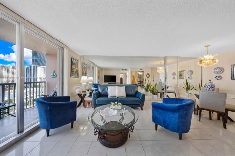 Condo in Hallandale Beach, Florida, 2 bedrooms  № 1375665 - photo 13