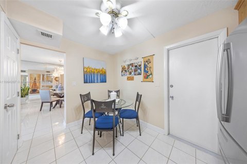 Copropriété à vendre à Hallandale Beach, Floride: 2 chambres, 101.45 m2 № 1375665 - photo 17