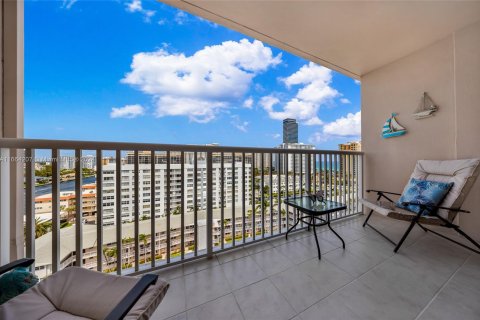 Condo in Hallandale Beach, Florida, 2 bedrooms  № 1375665 - photo 29