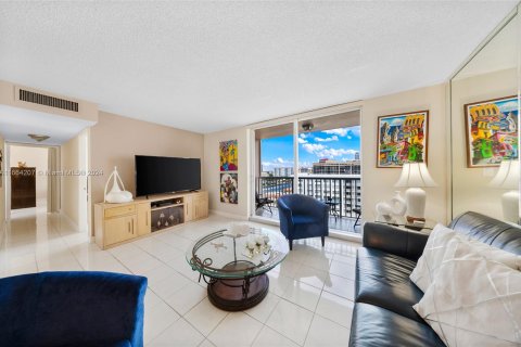 Condo in Hallandale Beach, Florida, 2 bedrooms  № 1375665 - photo 8