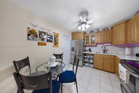 Condo in Hallandale Beach, Florida, 2 bedrooms  № 1375665 - photo 15