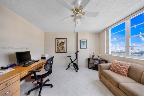 Condominio en venta en Hallandale Beach, Florida, 2 dormitorios, 101.45 m2 № 1375665 - foto 20