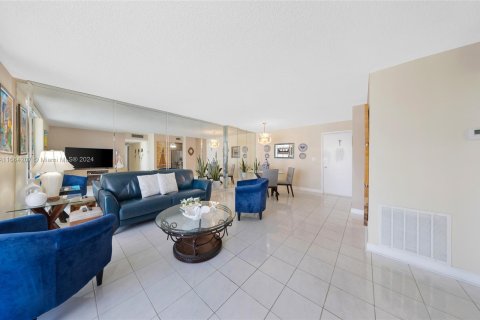 Condo in Hallandale Beach, Florida, 2 bedrooms  № 1375665 - photo 12