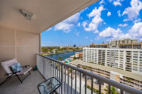 Condo in Hallandale Beach, Florida, 2 bedrooms  № 1375665 - photo 30