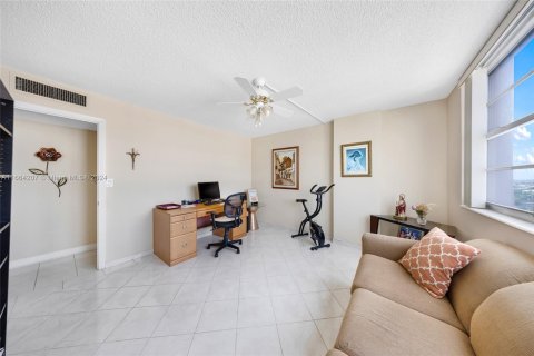 Condo in Hallandale Beach, Florida, 2 bedrooms  № 1375665 - photo 21