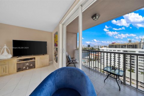 Condo in Hallandale Beach, Florida, 2 bedrooms  № 1375665 - photo 11