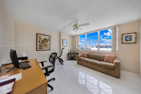 Copropriété à vendre à Hallandale Beach, Floride: 2 chambres, 101.45 m2 № 1375665 - photo 19