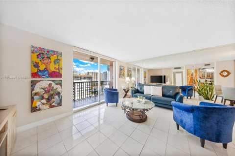 Condo in Hallandale Beach, Florida, 2 bedrooms  № 1375665 - photo 14